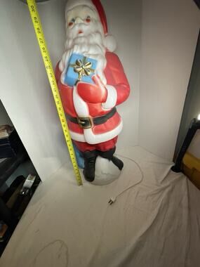 VINTAGE 1971 EMPIRE SANTA CLAUS BLOW MOLD PLASTIC HOLDING A GIFT WORKS WELL!